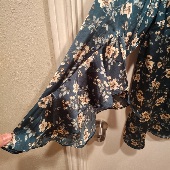 Vince Camuto Green Floral Satin V-Neck Layered Look Top Sz 1X Boho Romantic - Picture 3 of 6
